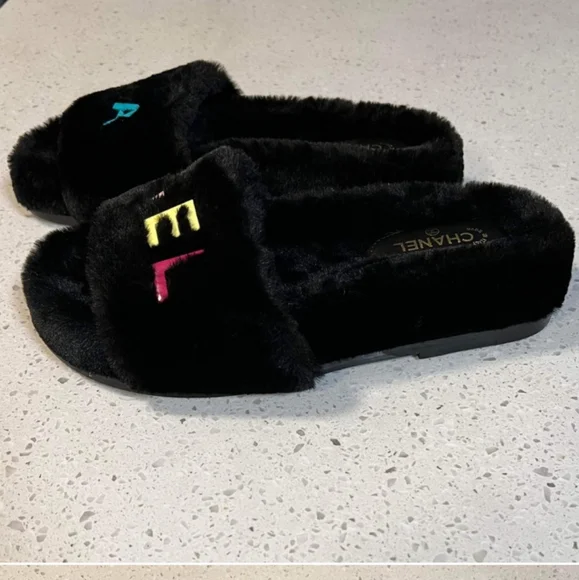 NWT slipper - Picture 2 of 3